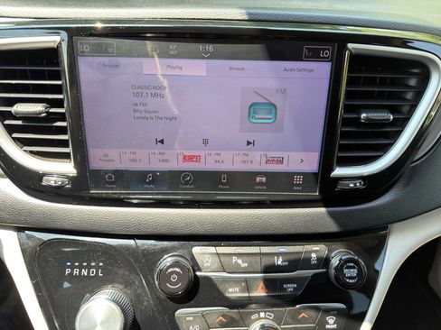 Used 2023 Chrysler Pacifica Touring-L FWD image 14