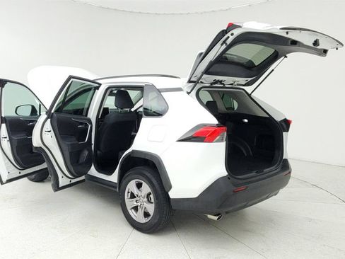 Used 2025 Toyota RAV4 XLE AWD/4WD image 11