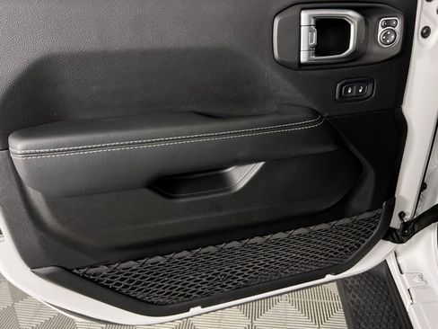 Used 2022 Jeep Wrangler Unlimited Sahara image 25