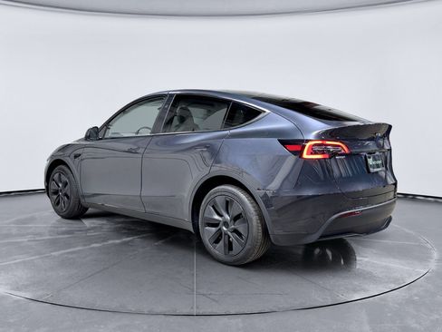 Used 2024 Tesla Model Y Long Range RWD image 2