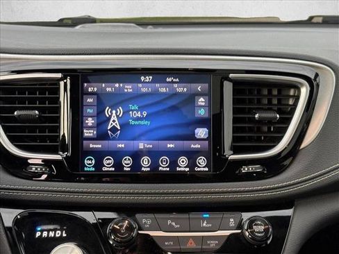 Used 2020 Chrysler Pacifica Limited w/ Advanced Safetytec Group FWD image 17