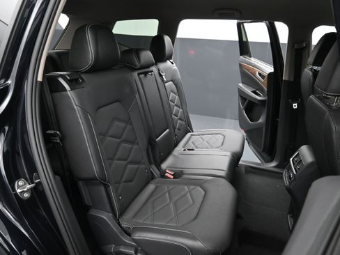 Used 2025 Volkswagen Atlas SE AWD/4WD image 26