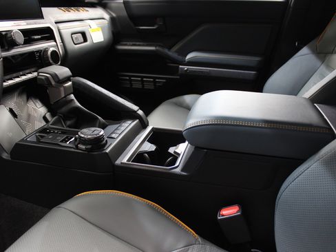 Used 2025 Toyota 4Runner Trailhunter image 40