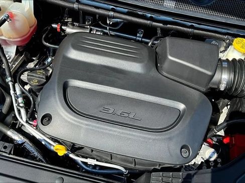 Used 2024 Chrysler Pacifica Touring-L FWD image 34