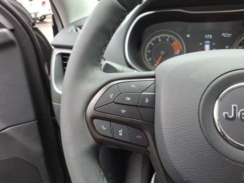 Used 2022 Jeep Cherokee Trailhawk AWD/4WD image 22