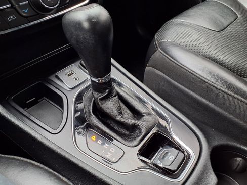 Used 2019 Jeep Cherokee Limited FWD image 14