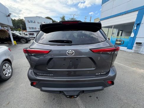 Used 2022 Toyota Highlander XLE AWD/4WD image 4