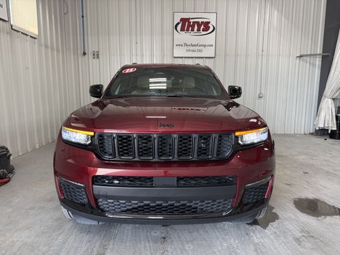 Used 2025 Jeep Grand Cherokee L Limited w/ Black Appearance Package AWD/4WD image 18