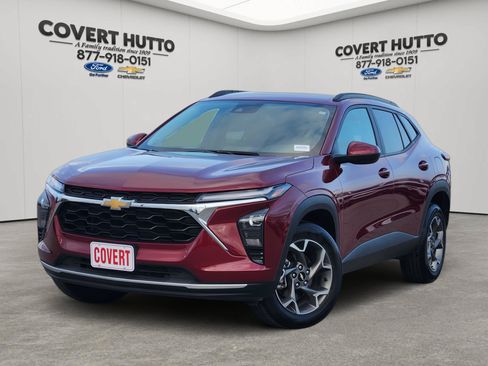 Used 2025 Chevrolet Trax LT FWD image 1