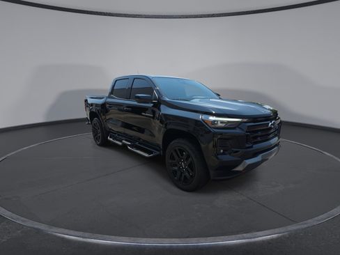 Used 2025 Chevrolet Colorado Z71 w/ Technology Package AWD/4WD image 2
