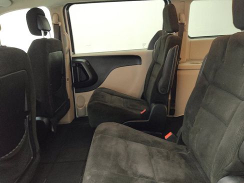 Used 2016 Dodge Grand Caravan SXT FWD image 18