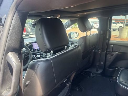 Used 2025 Chrysler Pacifica Limited FWD image 26