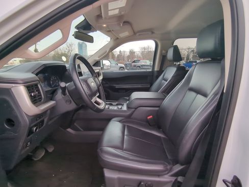 Used 2024 Ford Expedition Max XLT image 13