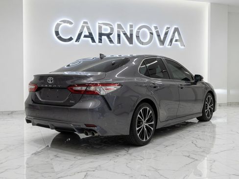 Used 2018 Toyota Camry SE w/ Moonroof Package FWD image 4