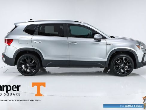 Used 2023 Volkswagen Taos SE w/ Panoramic Sunroof Package FWD image 10