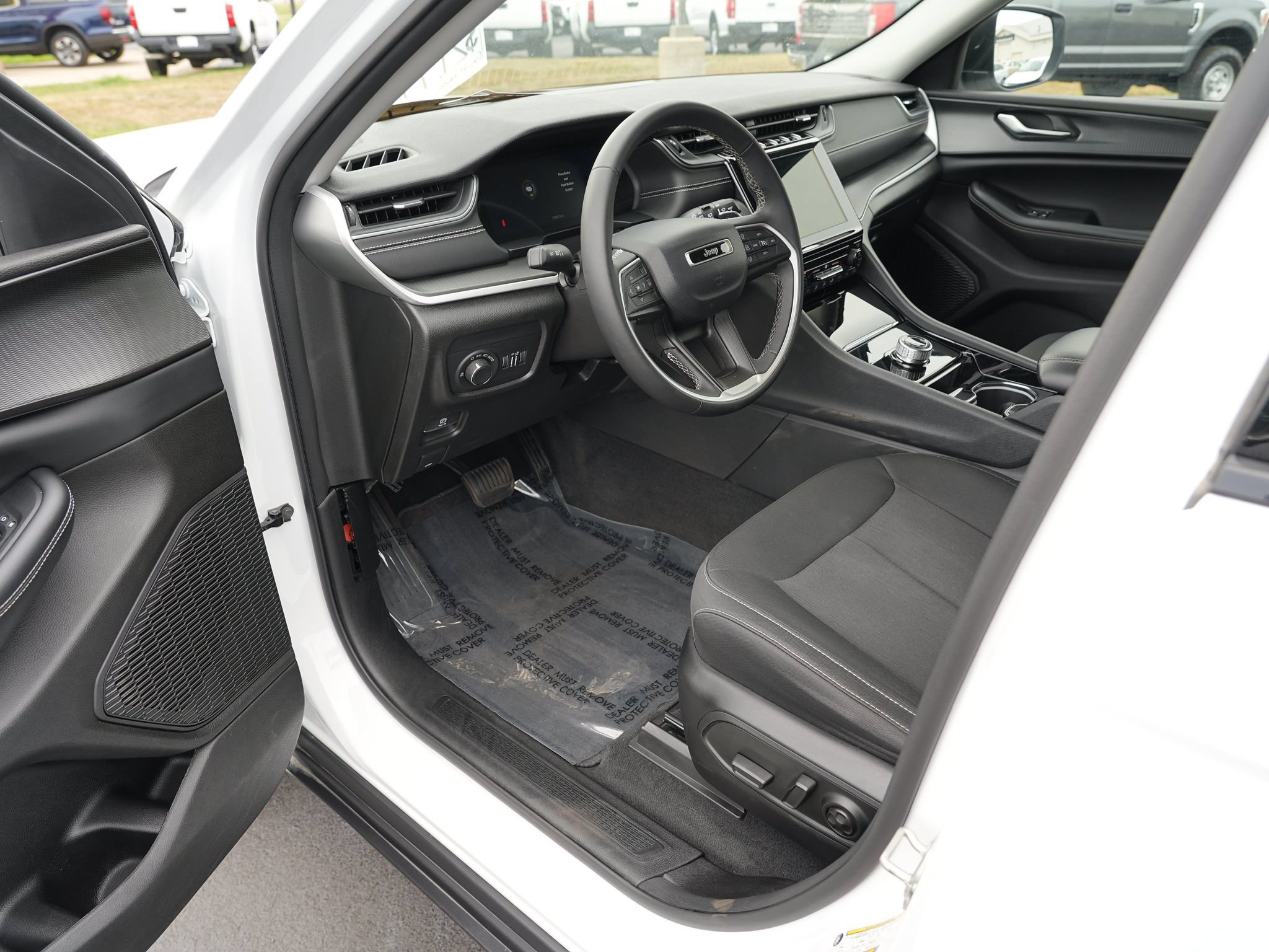 Used 2023 Jeep Grand Cherokee Laredo AWD/4WD image 13