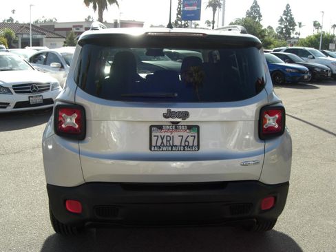 Used 2017 Jeep Renegade Latitude FWD image 13