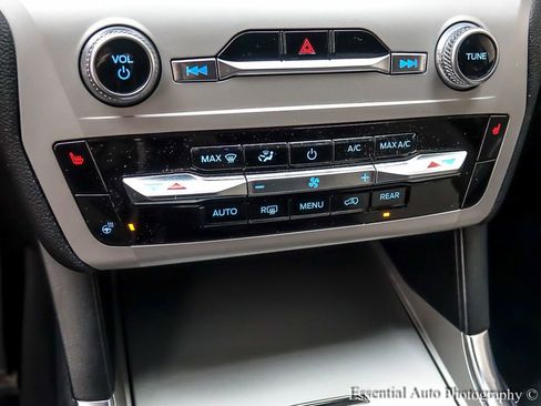 Used 2023 Ford Explorer XLT w/ Equipment Group 202A AWD/4WD image 19