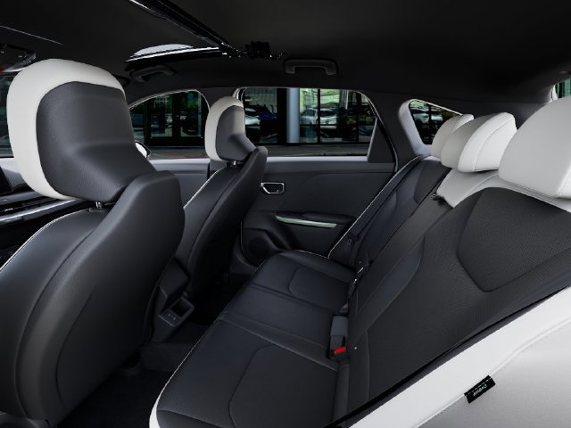 New 2026 Kia K4 GT-Line w/ GT-Line Premium Package FWD image 18
