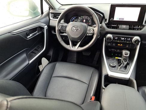 Used 2023 Toyota RAV4 XLE Premium image 9