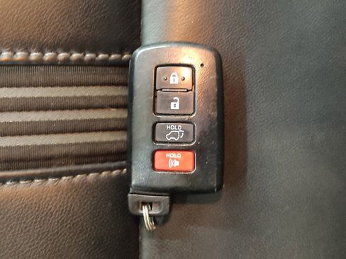 Used 2017 Toyota Highlander XLE image 32