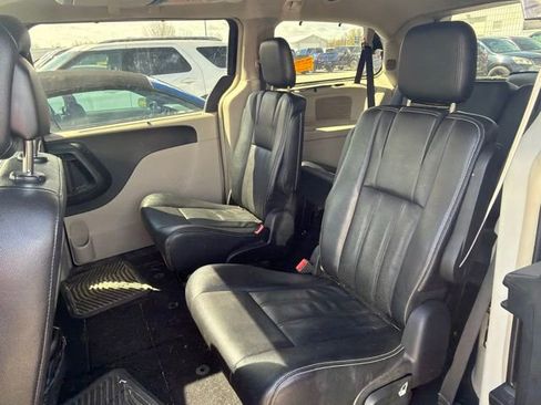 Used 2014 Chrysler Town & Country Touring w/ Driver Convenience Group FWD image 8