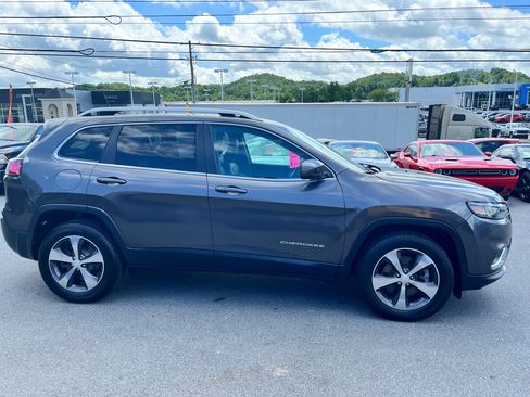 Used 2019 Jeep Cherokee Limited image 4