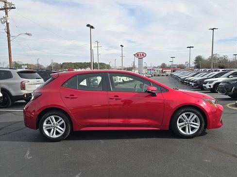 Used 2022 Toyota Corolla SE w/ SE Preferred Package image 2