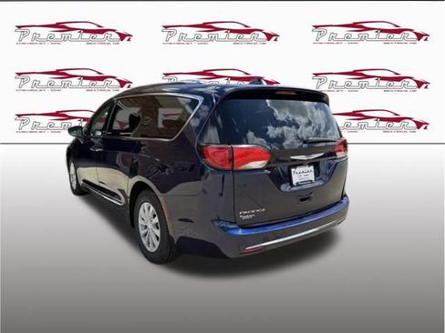 Used 2020 Chrysler Pacifica Touring-L FWD image 4