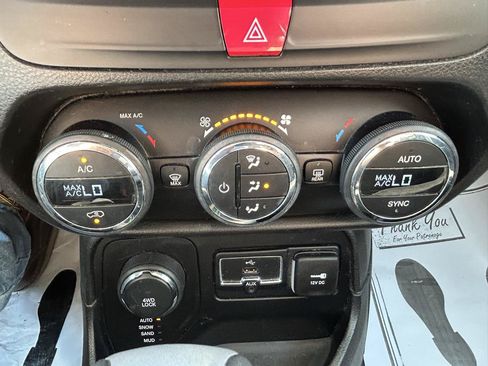 Used 2016 Jeep Renegade Latitude w/ Popular Equipment Group AWD/4WD image 24