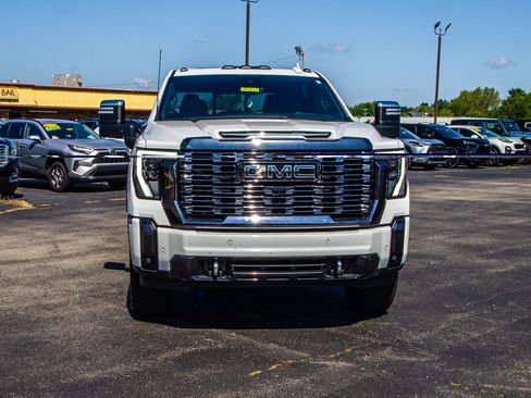 Used 2024 GMC Sierra 2500 Denali Ultimate AWD/4WD image 2