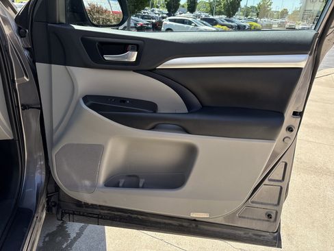 Used 2019 Toyota Highlander XLE AWD/4WD image 29