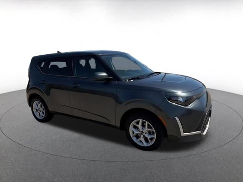 Used 2025 Kia Soul LX w/ LX Technology Package FWD image 2
