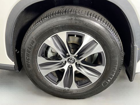 Used 2023 Toyota Highlander XLE image 27