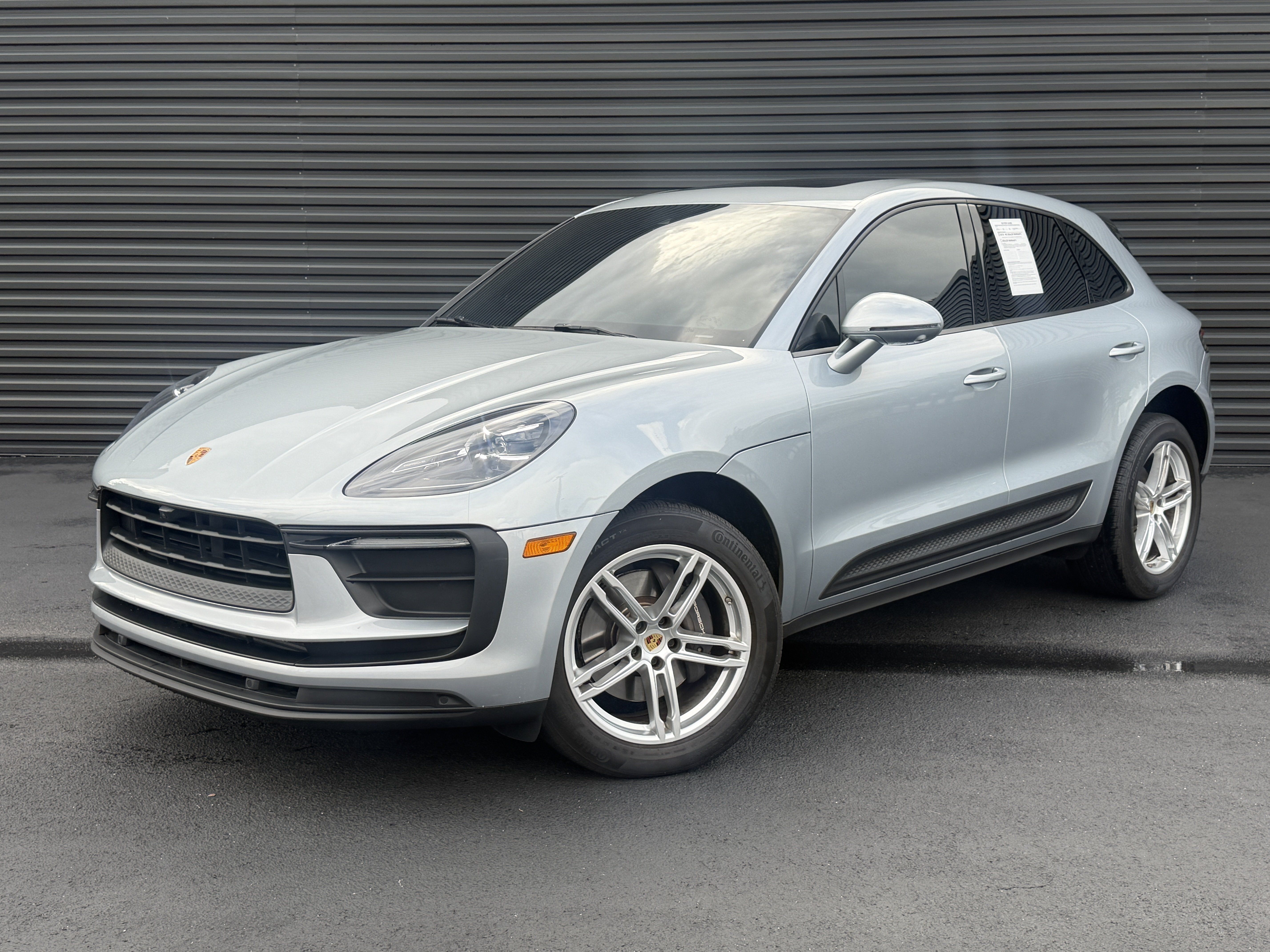 Used 2022 Porsche Macan AWD/4WD image 1
