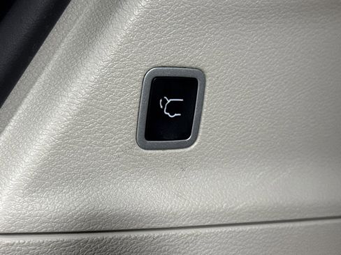 Used 2023 Chrysler Pacifica Touring-L image 31