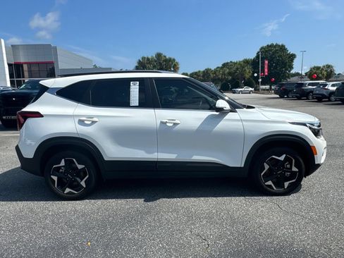 Certified 2025 Kia Seltos EX w/ EX Sunroof Package AWD/4WD image 2