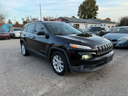 Used 2018 Jeep Cherokee Latitude Plus FWD image 2