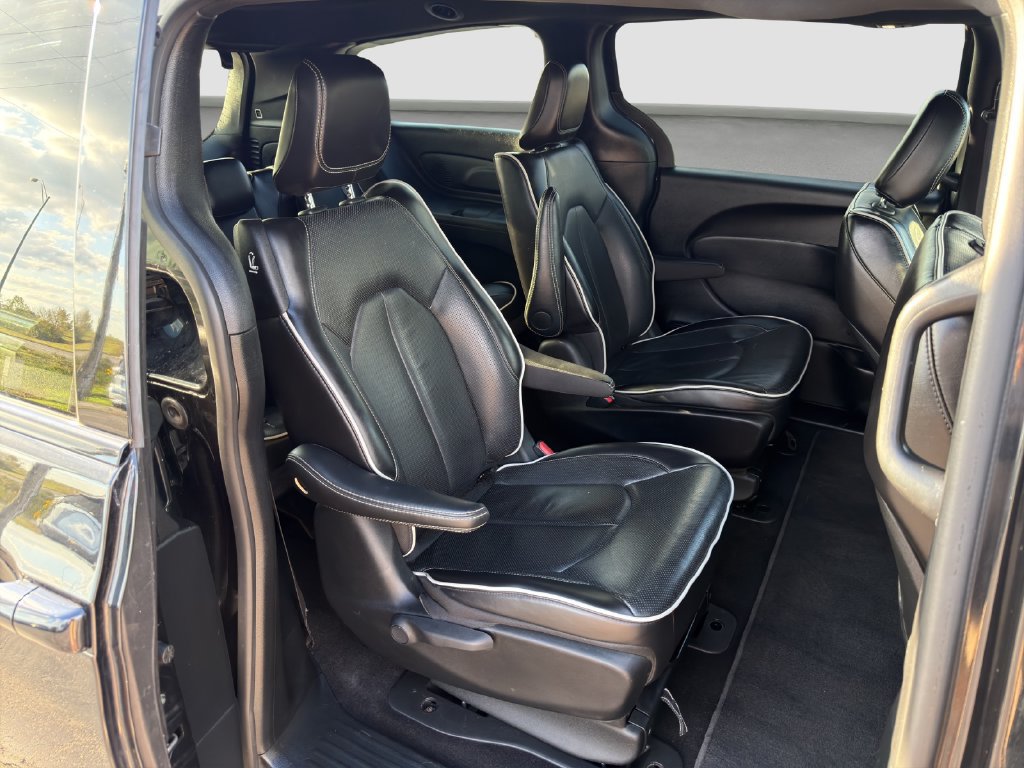 Used 2024 Chrysler Pacifica Premium FWD image 18
