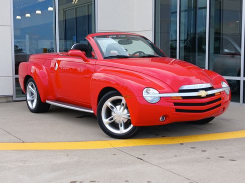 Used 2004 Chevrolet SSR w/ Preferred Equipment Group RWD image 1