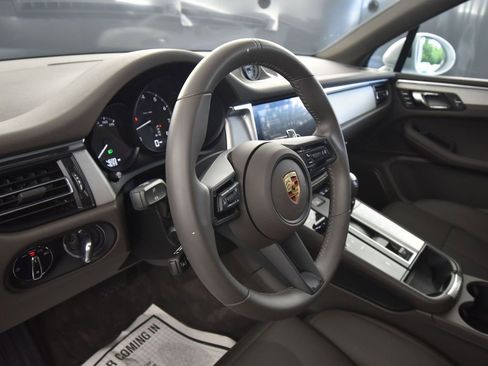 Used 2025 Porsche Macan AWD/4WD image 4