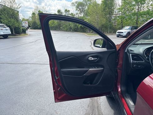 Used 2021 Jeep Cherokee Limited w/ Mopar Interior Package AWD/4WD image 13