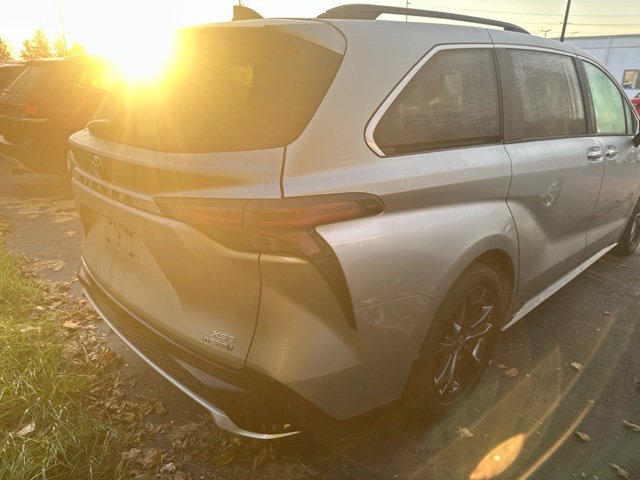 Used 2023 Toyota Sienna XSE FWD image 7
