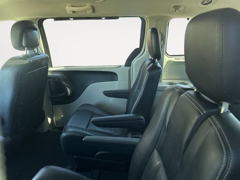 Used 2014 Chrysler Town & Country Touring-L w/ Driver Convenience Group FWD image 15