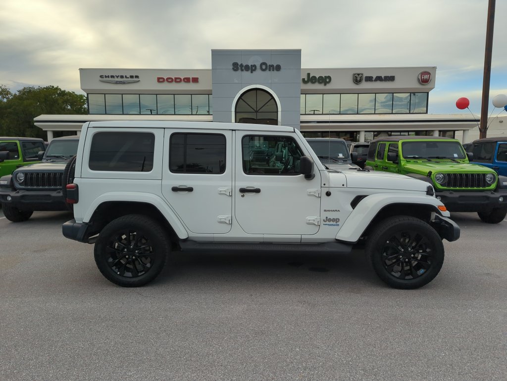 Used 2022 Jeep Wrangler Unlimited Sahara AWD/4WD image 7