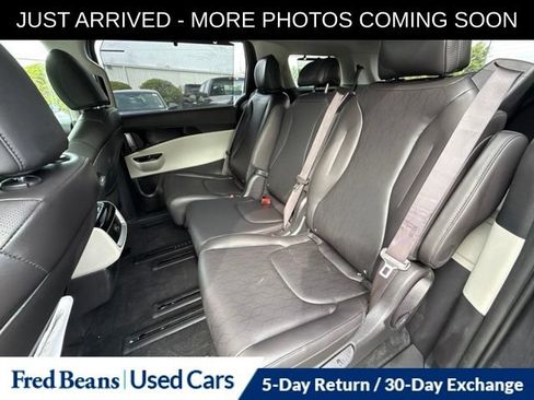 Used 2023 Kia Carnival EX FWD image 8