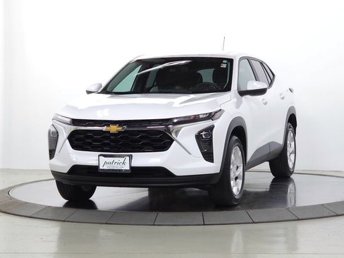 Used 2024 Chevrolet Trax LS w/ LS Convenience Package FWD image 3
