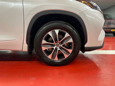 Used 2023 Toyota Highlander XLE image 28