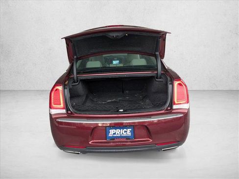 Used 2017 Chrysler 300 Limited image 7