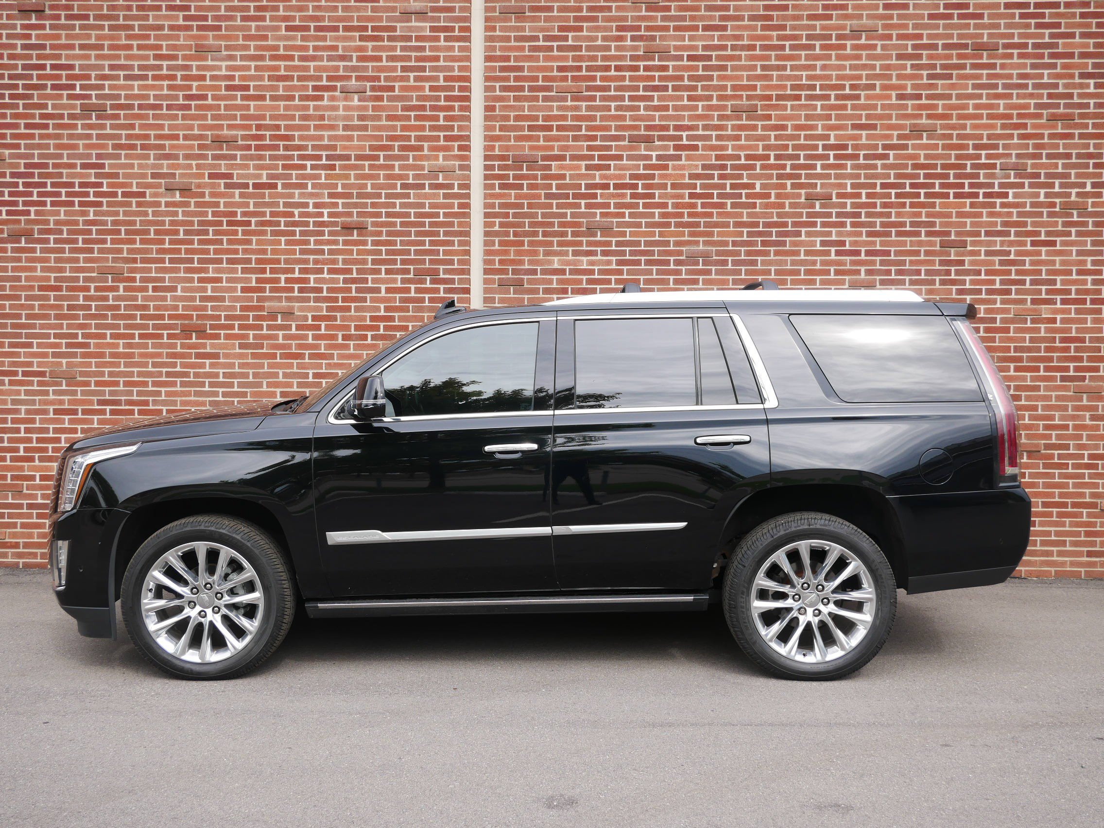Used 2019 Cadillac Escalade Premium Luxury AWD/4WD image 2